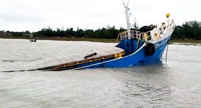 ঝালকাঠি গাবখান চ্যানেলে জাহাজের ধাক্কায় সিমেন্টবোঝাই কার্গো ডুবি