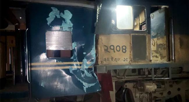 সীতাকুণ্ডে ট্রেনের সাথে ইঞ্জিনের সংঘর্ষ, চালকসহ আহত ৩
