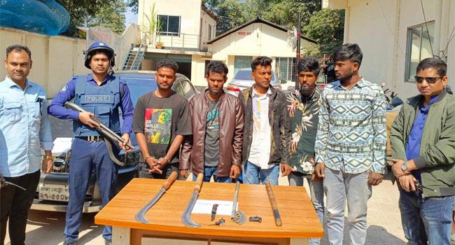 আশুলিয়ায় ডাকাতির প্রস্তুতিকালে গ্রেফতার ৫