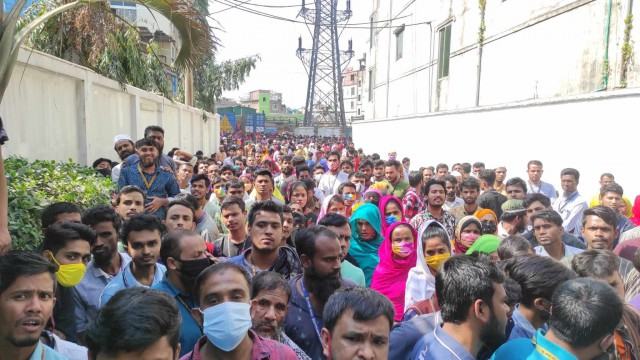 ফতুল্লায় বকেয়া বেতনের দাবিতে গার্মেন্টস শ্রমিকদের বিক্ষোভ