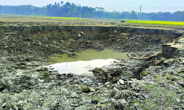 অন্যের ফসলি জমির মাটি বিক্রি করছেন চরফ্যাসন পৌর মেয়র