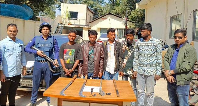 আশুলিয়ায় পৃথক অভিযানে দেশীয় অস্ত্রসহ ৮ ডাকাত আটক