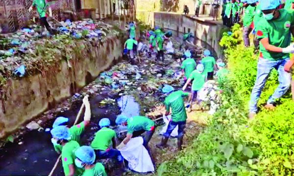 বান্দরবান শহরের প্রধান খালে পরিচ্ছন্নতা অভিযান