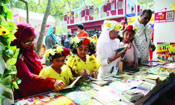 ব্যাপক লোকসমাগম হলেও ক্রেতা কম