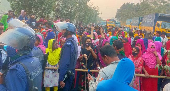 ভালুকায় বেতন বৃদ্ধির দাবিতে শ্রমিকদের ৪ ঘণ্টা মহাসড়ক অবরোধ