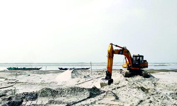 ভূঞাপুরে যমুনায় বাঁধে সৃষ্ট চরের বালু বিক্রি