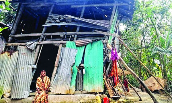 দুমকিতে ২ প্রতিবন্ধী পরিবারের মাথা গোঁজার ঠাঁই নেই!