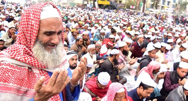 চলছে আখেরি মোনাজাত, চোখের পানিতে ভাসছে তুরাগ তীর
