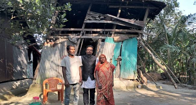 দুমকিতে সেই প্রতিবন্ধী পরিবারকে ঘর নির্মাণ করে দিবেন কাওসার আমিন হাওলাদার