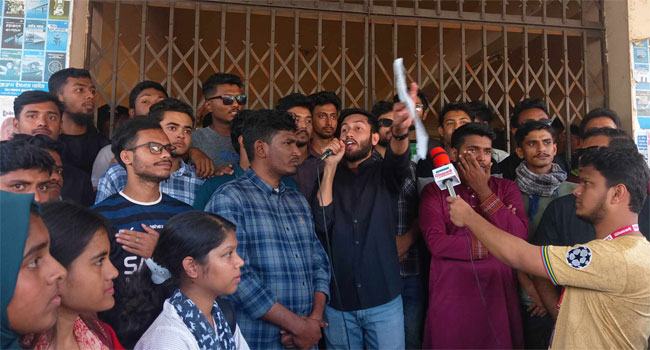 নোবিপ্রবিতে ১১ দফা দাবিতে প্রধান ফটকে তালা