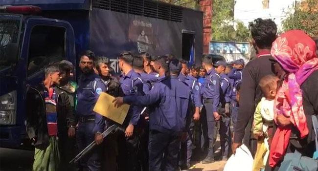 অস্ত্রসহ বাংলাদেশে অনুপ্রবেশকারী ২২ রোহিঙ্গার ৩ দিনের রিমান্ড