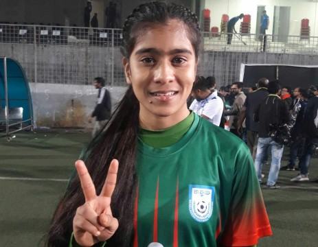অন্যের টিভিতে ঐশীর খেলা দেখেন বাবা-মা