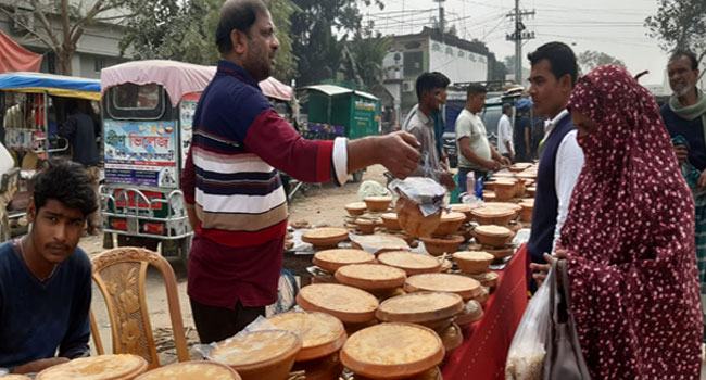 তাড়াশে মেলায় দইয়ের সরবরাহ বেশি, বিক্রি কম