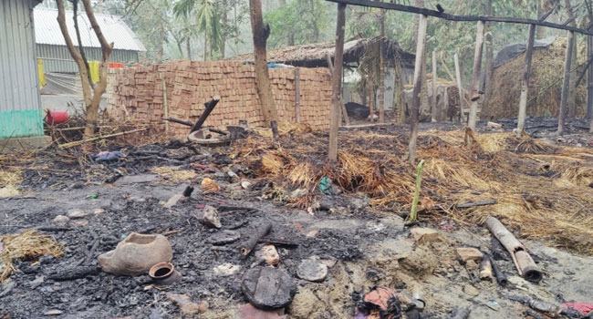 বসতঘরের আগুনে পুড়ে বৃদ্ধার মৃত্যু, বাঁচাতে গিয়ে দগ্ধ ভাই