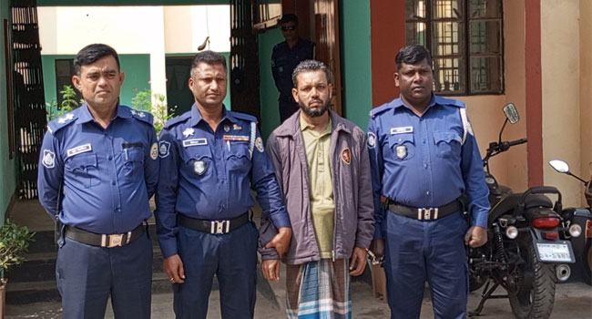 নেছারাবাদে ৪টি চোরাই ট্রলারসহ গ্রেফতার ১