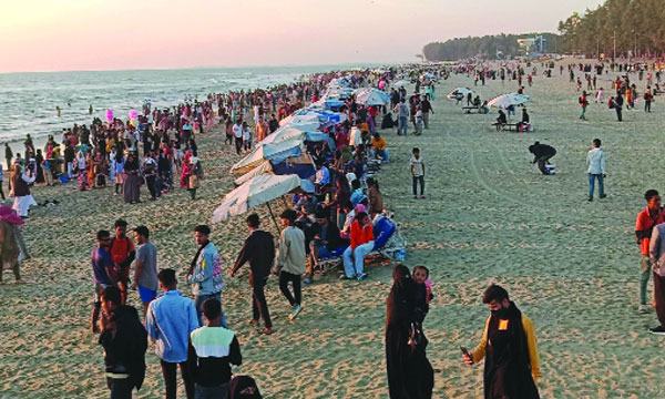 কক্সবাজারে পর্যটকের ঢল