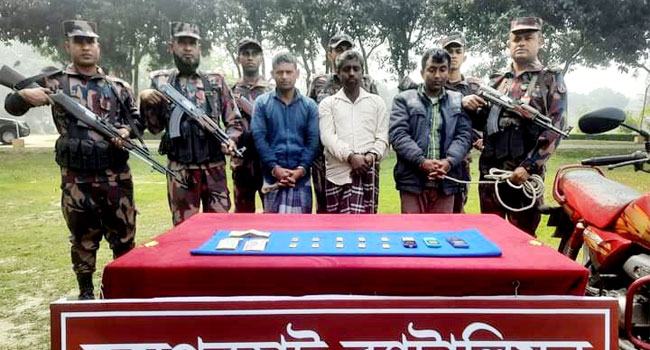 জয়পুরহাটে ভারত সীমান্তে ১০টি স্বর্ণের বারসহ আটক ৩