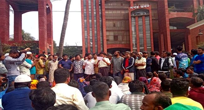 উচ্ছেদের প্রতিবাদে নারায়ণগঞ্জে হকারদের নগরভবন ঘেরাও