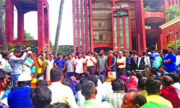 উচ্ছেদের প্রতিবাদে নারায়ণগঞ্জ নগরভবন ঘেরাও হকারদের