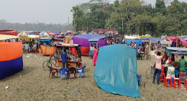 দর্শনার্থীদের কোলাহলপূর্ণ উৎসব মুখর পরিবেশে ঐতিহ্যবাহী মেলা
