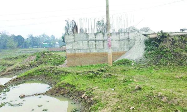 ঘাটাইলে ৩ বছরেও শেষ হয়নি সেতু নির্মাণের কাজ