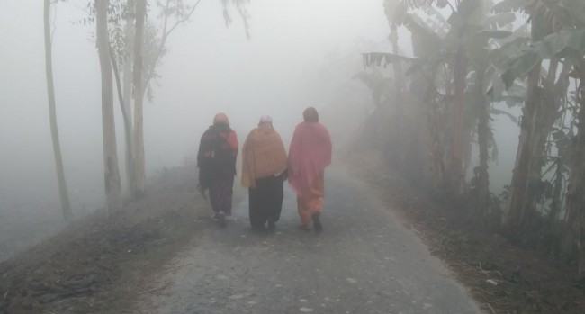 মাঘের বিদায়ের পরও কুয়াশার চাদরে ঢাকা পঞ্চগড়