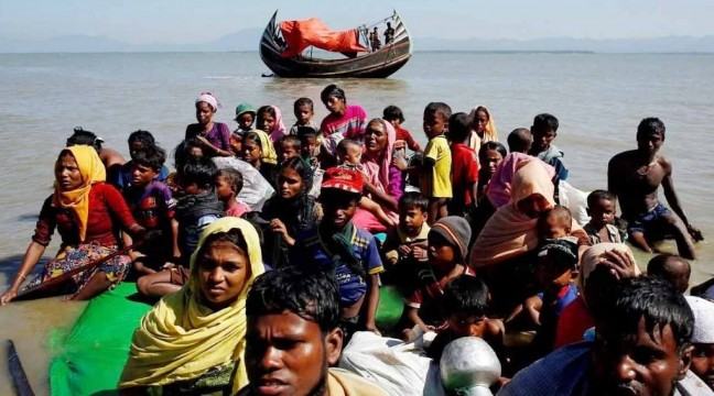 মিয়ানমার সাগরের তীরে হাজার হাজার রোহিঙ্গা বাংলাদেশে অনুপ্রবেশের অপেক্ষায়