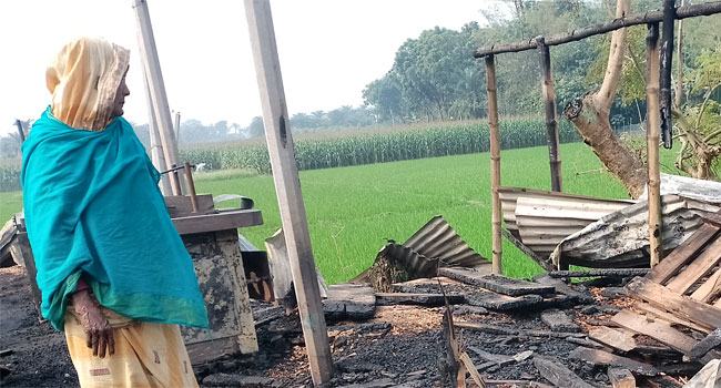 দর্শনায় আগুনে পুড়েছে ২ দোকান