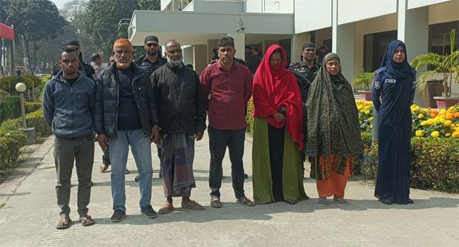 গ্রাহকের টাকা নিয়ে পালিয়ে যাওয়া এনজিওর মালিকসহ আটক ৬
