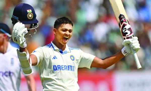 আকরামের পাশে জয়সওয়াল
