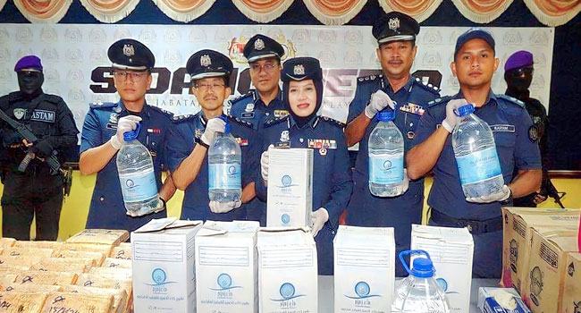 মালয়েশিয়ায় আমদানি ও বিক্রয় নিষিদ্ধ ৫ হাজার বোতল জমজমের নকল পানি আটক
