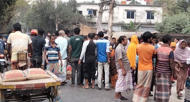 ট্রাকচাপায় স্ত্রী নিহত, বেঁচে গেলো স্বামী-ছেলে