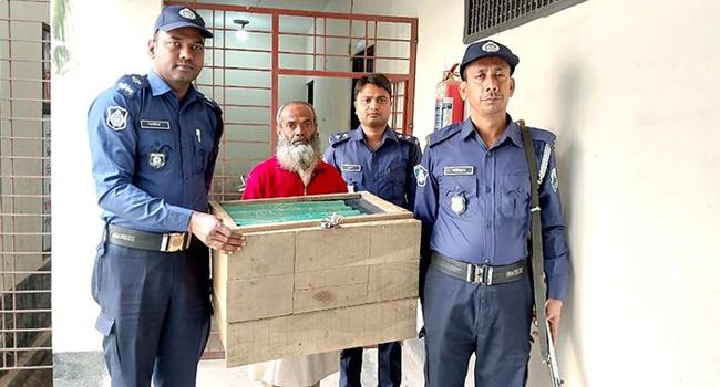বগুড়ায় কোটি টাকা মূল্যের তক্ষকসহ একজন আটক