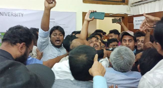 কুবিতে চাকরি প্রত্যাশী ছাত্রলীগ নেতাদের হাতে শিক্ষকদের হেনস্থা, থানায় জিডি