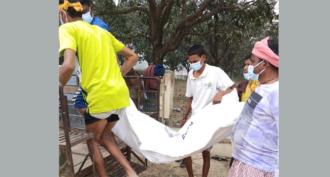 পোরশায় কবর থেকে উচ্চ বিদ্যালয় অফিস সহায়কের লাশ উত্তোলন