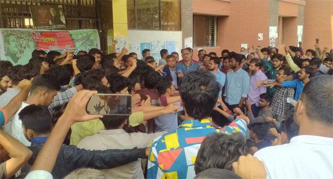 শিক্ষক লাঞ্ছিতের ঘটনায় উত্তাল পবিপ্রবি, ৩দিন ধরে আন্দোলনে শিক্ষাক-শিক্ষার্থীরা