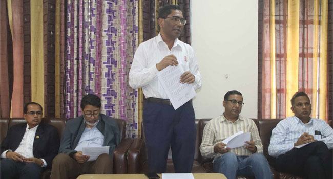 ইবি শিক্ষকের পদাবনতির ঘটনায় প্রতিবাদ