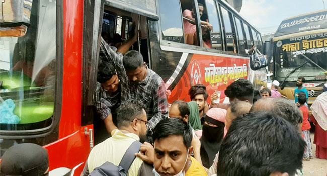 রাজধানীতে ২ বাসের চাপে কাউন্টার ম্যানেজার নিহত