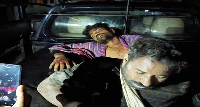 শরীয়তপুরে ২ ডাকাতকে গণধোলাই দিয়ে পুলিশে সোপর্দ