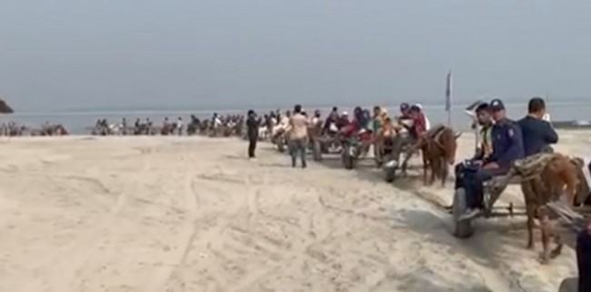 যমুনার শুষ্ক বুকে চলছে ঘোড়ার গাড়ি
