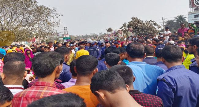 ভালুকায় বকেয়া বেতন দাবিতে শ্রমিকদের মহাসড়ক অবরোধ