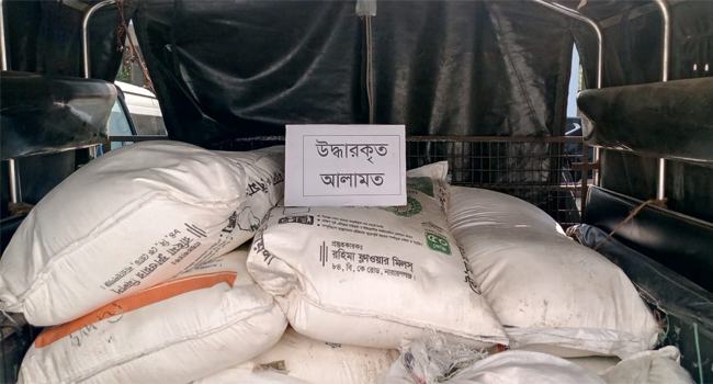মিয়ানমারে বিপুল পরিমাণ ভোগ্য পণ্য ও অষুধসহ ৩ পাচারকারী আটক