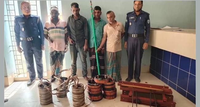 সরাইলে জনতার হাতে ৪ ট্রান্সমিটার চোর আটক