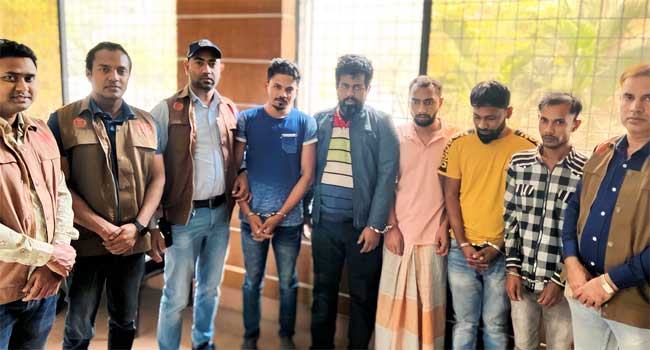 আশুলিয়ায় পিস্তলসহ গ্রেফতার ৬