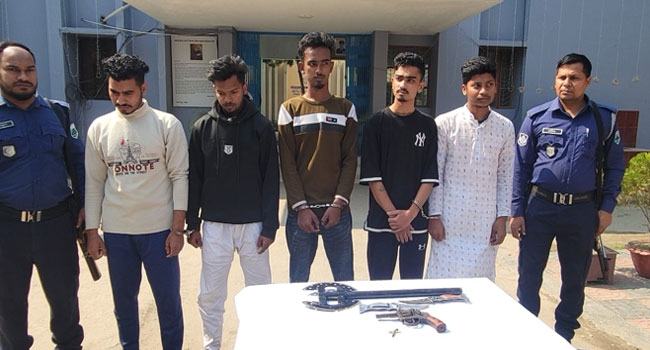 পাবনায় বিদেশী অস্ত্রসহ ৫ যুবক গ্রেফতার