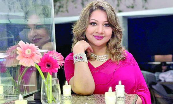 আবারো মডেলিংয়ে আঁখি আলমগীর