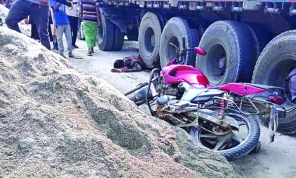 পাটগ্রামে ঢাকা-বুড়িমারী মহাসড়কের পাশে বালুর স্তূপ : ঘটছে সড়ক দুর্ঘটনা