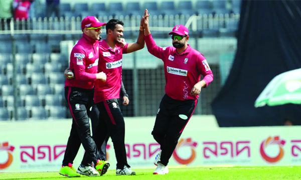 ফাইনালের আশা বাঁচিয়ে রাখল বরিশাল