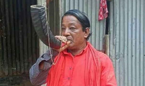 হোসেনপুরে ঝড় ও শিলাবৃষ্টি থেকে ফসল রক্ষায় কৃষকের ভরসা হিরালির মন্ত্র আর শিঙার ফুঁ!