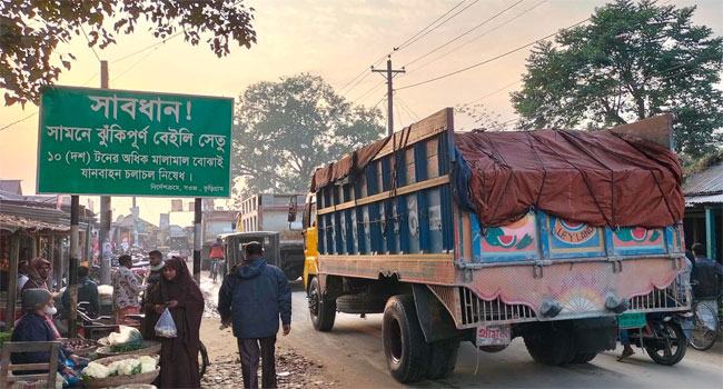 ভূরুঙ্গামারীতে ঝুঁকিপূর্ণ সেতু দিয়ে চলছে অধিক ভারী যানবাহন